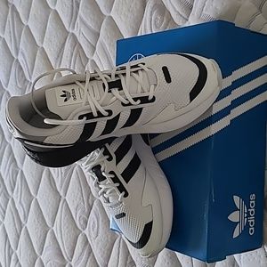 Adidas Sneakers